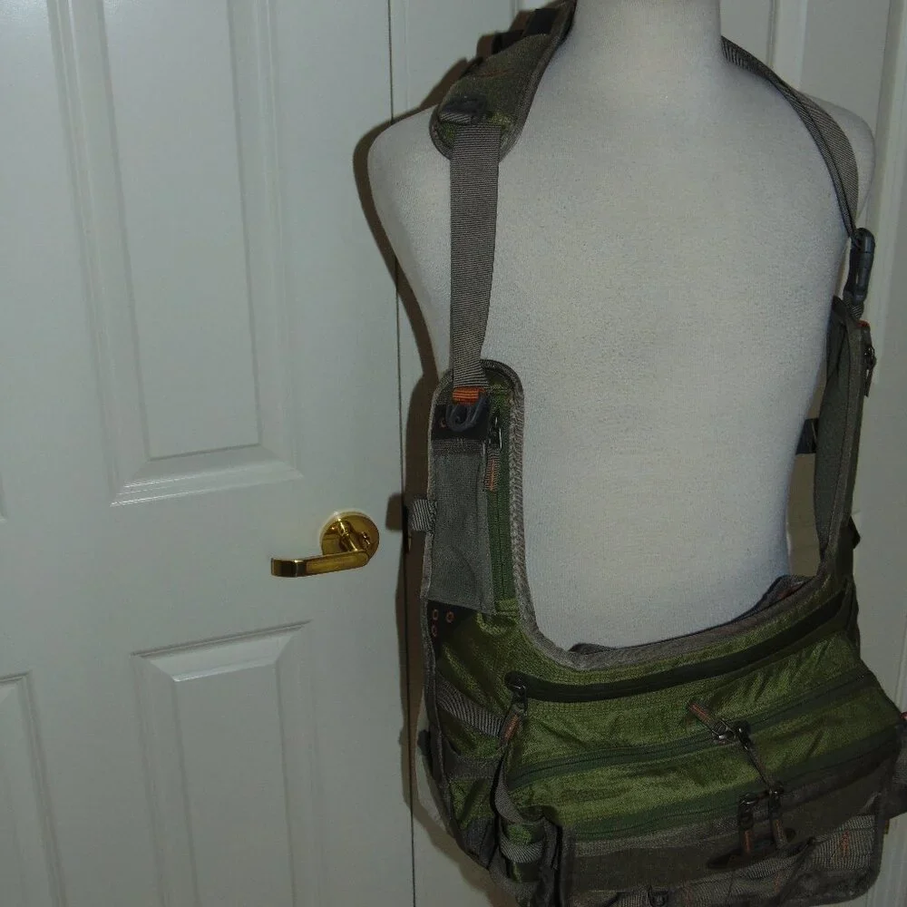 FISHPOND   SLING  PACK - Picture 3 of 6